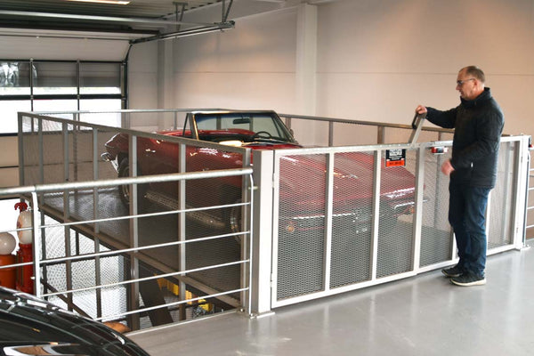 En skræddersyet bilelevator til CC Cars 2-etagers bilhus - JEMA LIFT