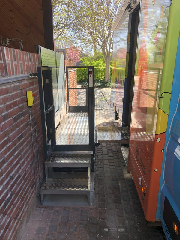 Specialfremstillet løftebord til bogbussen ved Roskilde Bibliotek - JEMA LIFT